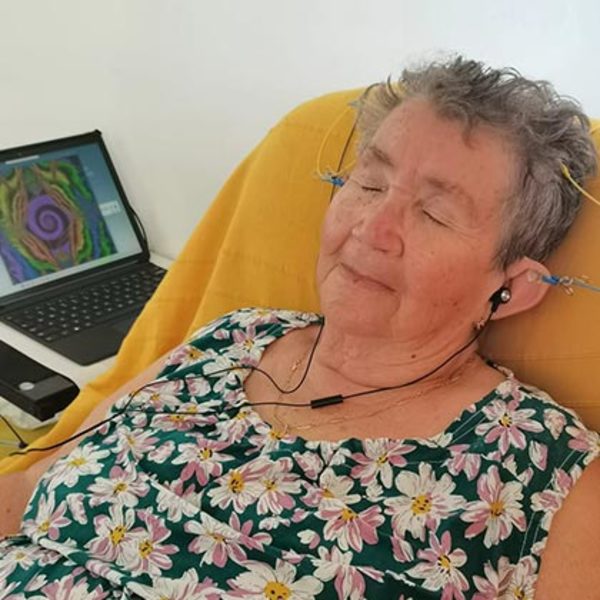 Séance de neurofeedback douce pour senior au cabinet de Saint-Pierre